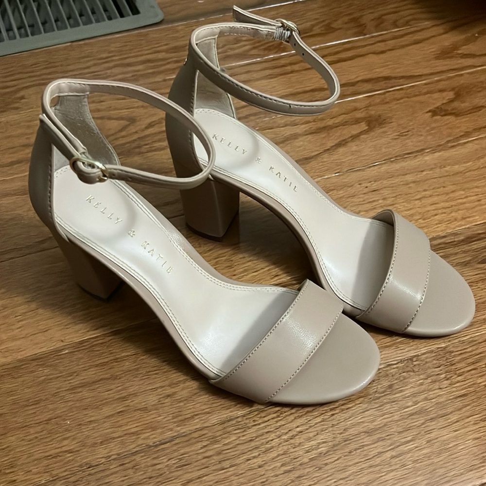 Kelly & Katie Hailee nude block heel sandals-